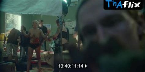 Bree Olson Lesbian Breasts Scene In Predator World Aliens Vs