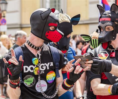 Hombres Que Llevan Las Cabezas De Perro De Cuero Que Asisten Al Desfile De Gay Pride También