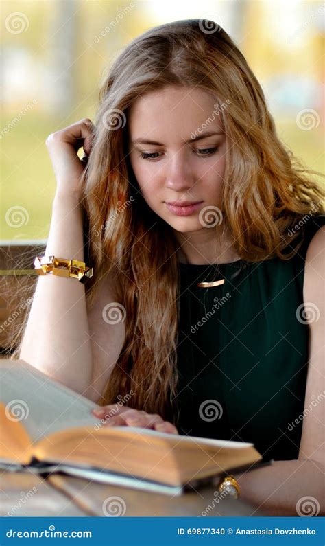 La Fille Blonde Très Belle Mignonne Magnifique Jolie Gentille Attirante Avec Longtemps Les