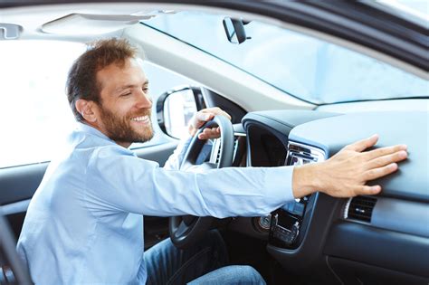 Машины подорожают с 1 января. Как получить скидку на новое авто?