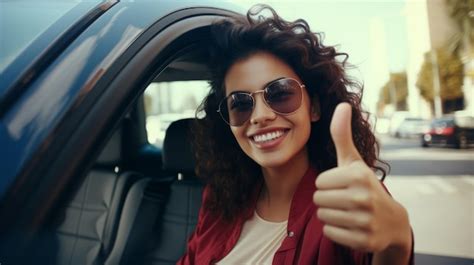 Linda Jovem Latina Dirigindo Carro Novo Mostrando Imagens Download Grátis no Freepik