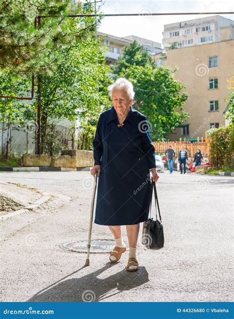 Alte Frau Die Mit Einem Stock Geht Stockfoto Bild Von Zurückgezogen