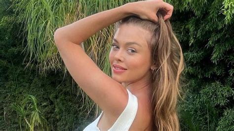 Joanna Opozda Chyba Jeszcze Nigdy Nie Pokaza A Tak Wiele Cia A Za O Y A Mega Wyci Te Bikini