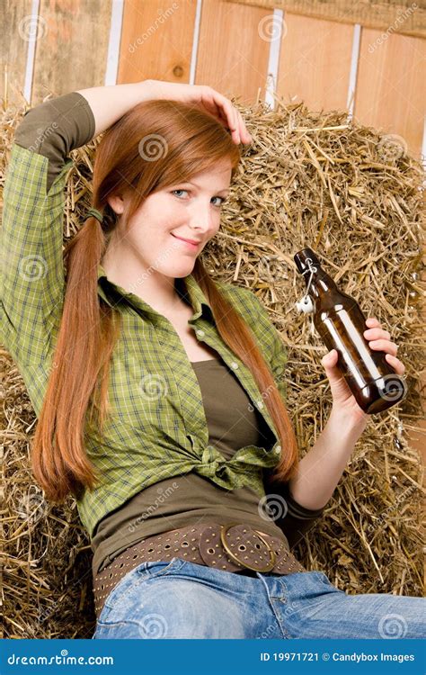 Cerveja Nova Provocante Da Bebida Do Cowgirl No Celeiro Imagem De Stock