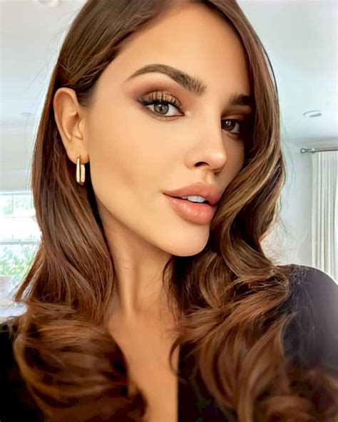 Eiza González cautiva con un look relajado total nude con cardigan y pantalón a la cintura