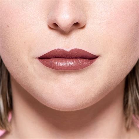 Loreal Paris Color Riche Nude Intense Кремообразно червило за устни в неутрални нюанси Decadent