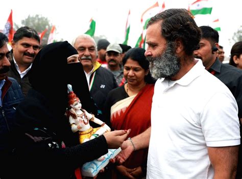 Congress Leader Rahul Gandhi Meets A Muslim Woman Supporter