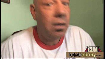 Ebony Cutie lutscht mehrere Schwänze für einen Bukkake XVIDEOS