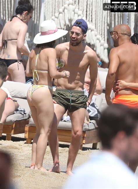 Catherine Harding Sexy Seen Showcasing Her Hot Bikini Body At The Beach With Jorginho In Greece