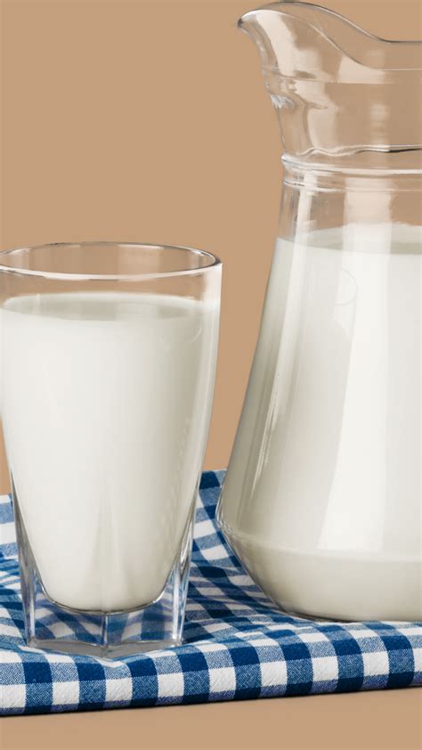 10 Benefits Of Drinking Milk At Night