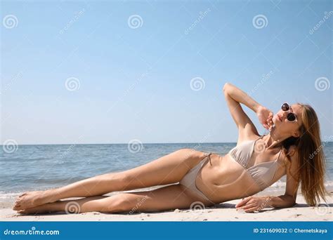 Belle Femme Avec Corps Parfait En Bikini Allong Sur Une Plage De Sable Pr S De La Mer Photo