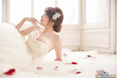 Lạ lùng cô nàng thích nude khi chơi Liên Minh Huyền Thoại