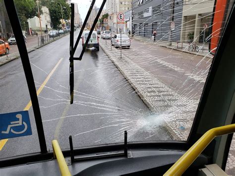 Homem é atropelado por ônibus biarticulado ao tentar atravessar