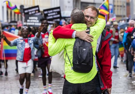 Dos Hombres Que Abrazan Asistiendo Al Desfile De Gay Pride También Conocido Como CDS De