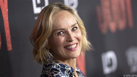 Sharon Stone teilt freizügiges Bikini Selfie