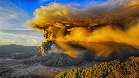 Sunrise Eruption At Mt Bromo Indonesia 2016 Youtube