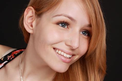 Fille Blonde Mignonne Image Stock Image Du Sourire Blonde