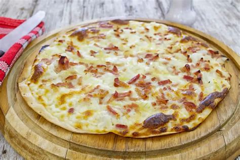 Flammekueche ou la tarte flambée alsacienne Hyper craquante et savoureuse