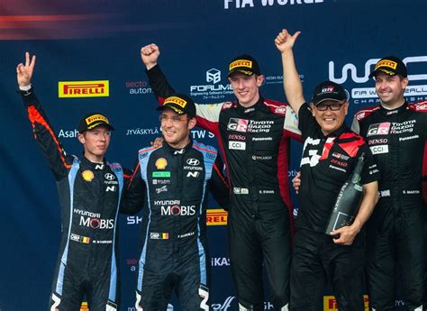 Elfyn Evans y Thierry Neuville se juegan el subcampeonato en Japón