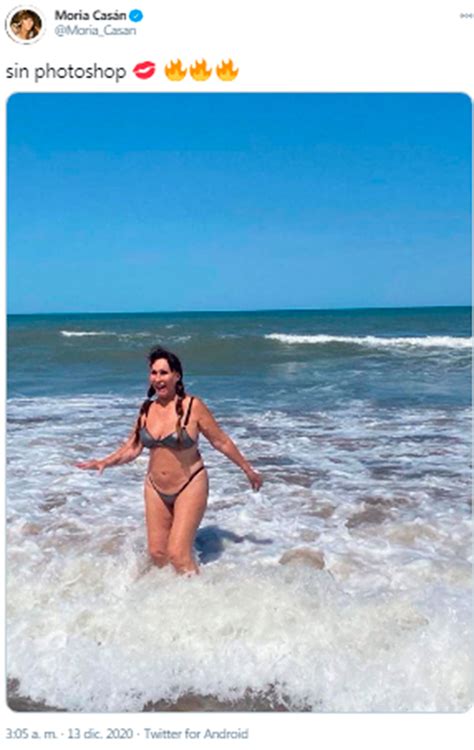 Bikini arena y mar Moria Casán dejó por un rato la silla del Cantando y disfrutó de la playa