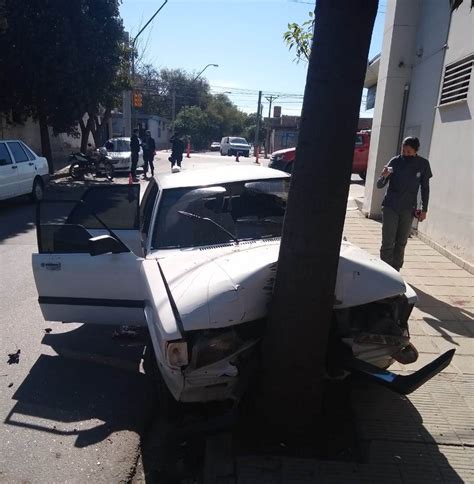 Violento choque automovilista impactó contra un árbol La Unión Digital