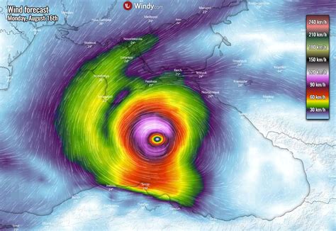 Un ciclon asemănător unuia tropical se va forma în Marea Neagră Ce