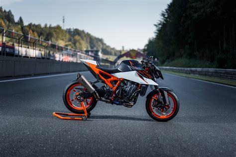 2025 KTM 990 Duke R First Look and Specs - Cycle News