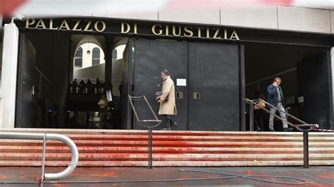 Genova Scritte Anarchiche E Vernice Rossa Sulla Facciata Del Palazzo