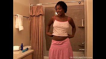 Súper sexy delgada milf negra folla su empapado coño mojado XVIDEOS