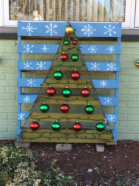 19+ Yard Pallet Christmas Decorations