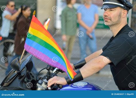 Hombre Gay En Su Motocicleta Con La Bandera Del Arco Iris Fotografía editorial Imagen de