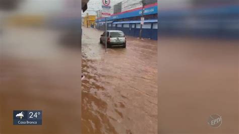 VÍDEO Chuva forte em São Carlos causa alagamentos e interdita