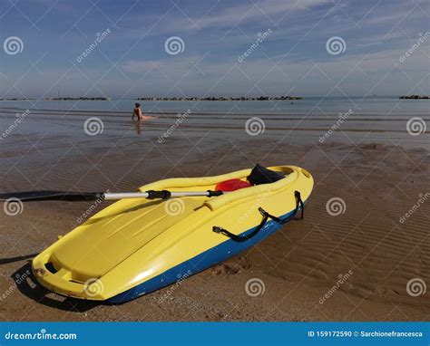 Kayak Amarillo En La Orilla Imagen Editorial Imagen De Playa Deporte