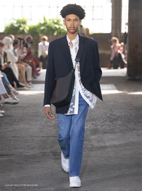 Джинсы из коллаборации Valentino и Levi’s теперь можно купить в России