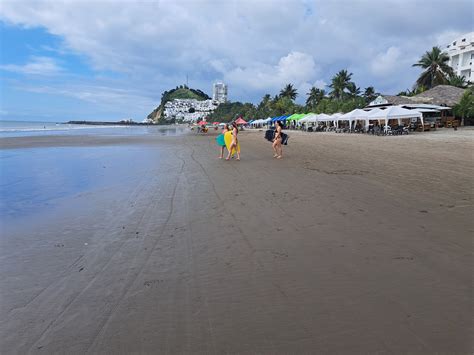 Regular afluencia de turistas en las playas de Esmeraldas durante el