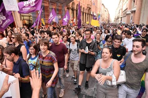 Bologna Il Giorno Del Pride Il Corteo Lgbt Per I Diritti La Repubblica