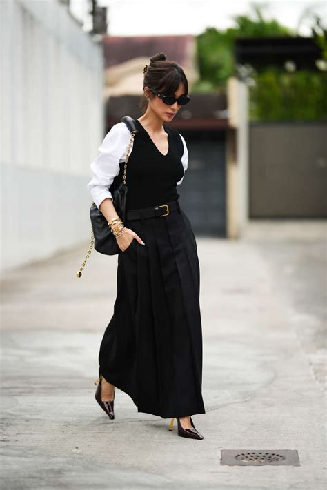 Black Pleated Skirt Outfit Ideas