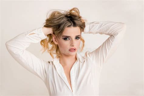 Belle Pose Blonde Expressive De Fille Photo Stock Image Du Affiche