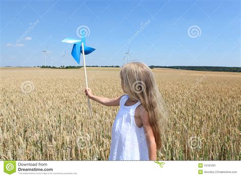 Het Meisje En De Ecologie Van De Blonde Stock Afbeelding Image Of Droog Milieu 15181291