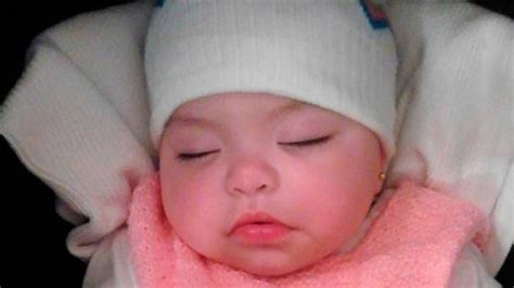 Casal gay adota menina HIV rejeitada por dez famílias