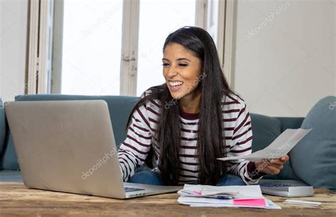 Atractiva Mujer Latina Sonriente Que Paga Cuentas De Gastos De Contabilidad Cobra Impuestos E