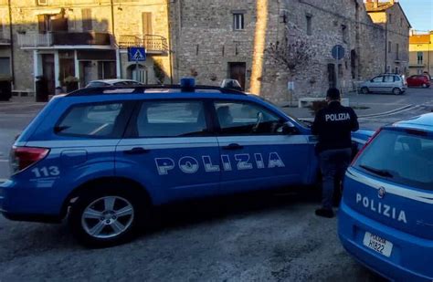 Giovane Con Problemi Di Droga Litiga Con I Nonni Ritirate Armi E Munizioni