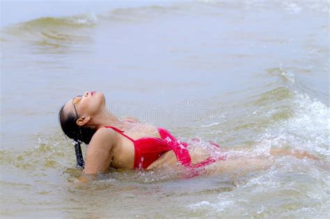 Demostraci N De La Mujer Feliz Con El Bikini Rojo En La Playa Imagen De Archivo Imagen De