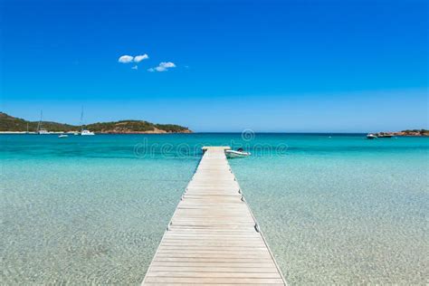 Ponton Dans L Eau De Turquoise De La Plage De Rondinara En Corse I