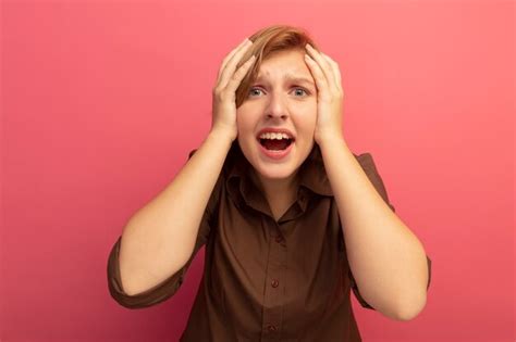 Regrettant la jeune fille blonde gardant les mains sur la tête à la recherche d isolement sur le