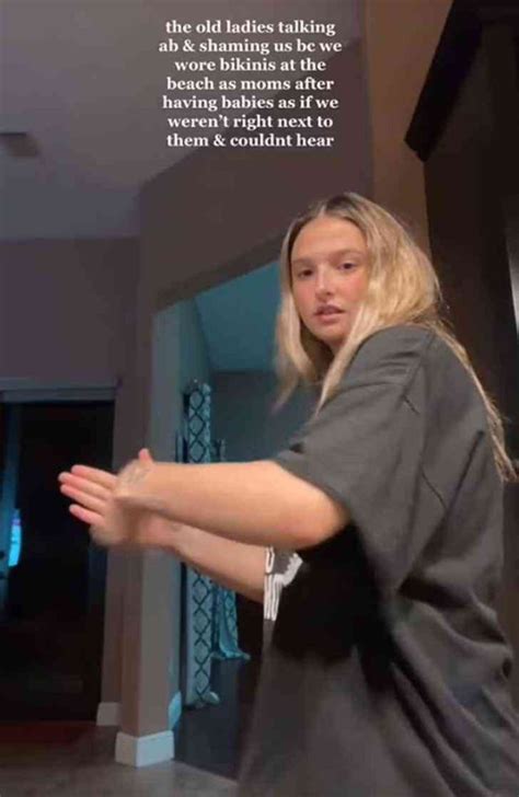 Reciben críticas por llevar bikini a la playa