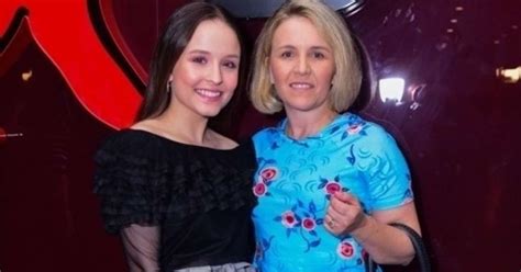 Mãe de Larissa Manoela explica por que deu unfollow na filha e manda