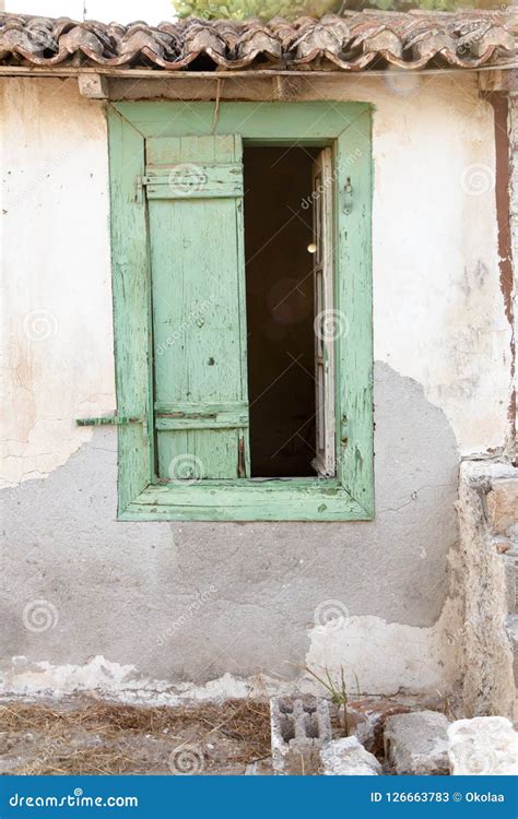 Ventana De Madera Vieja Con Los Obturadores Verdes En La Pared