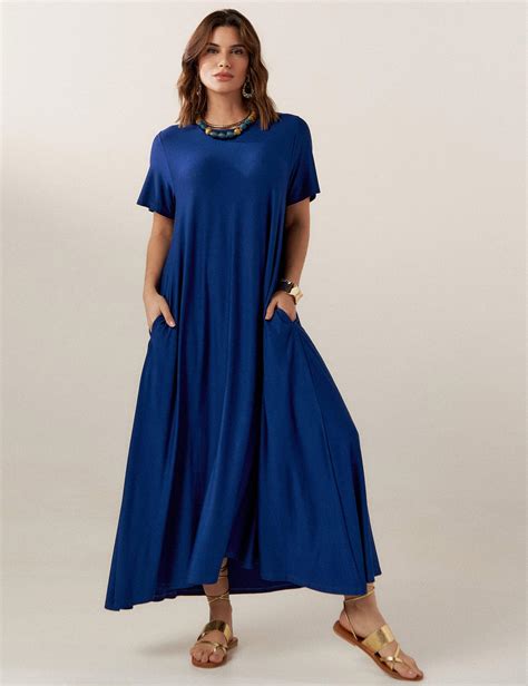 vestido longo amplo manga curta azul bic decote V evasê barra