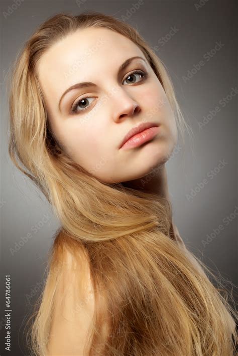 Blonde Frau Mit Sehr Langen Haaren Stock Foto Adobe Stock